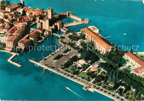 AK / Ansichtskarte Sirmione_Lago_di_Garda Fliegeraufnahme Sirmione_Lago_di_Garda