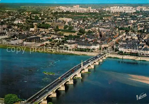 AK / Ansichtskarte Blois_Loir_et_Cher Vue aerienne de la ville Le pont sur la Loire et la place de la Resistance Eglise Saint Nicolas et le chateau Blois_Loir_et_Cher