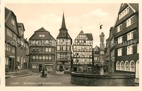 AK / Ansichtskarte Fritzlar Marktplatz mit Rolandsbrunnen Fritzlar