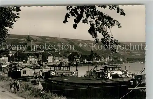 AK / Ansichtskarte Nierstein_Rhein Uferpartie am Rhein Anleger Frachtkahn Binnenschiffahrt Rheinhotel Nierstein_Rhein