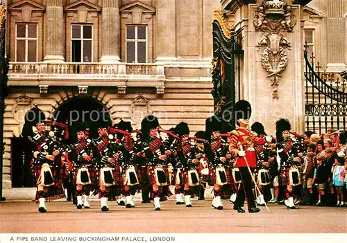 AK / Ansichtskarte Leibgarde_Wache Pipe Band Buckingham Palace London  