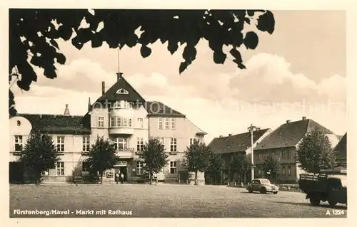 AK / Ansichtskarte Fuerstenberg_Havel Markt mit Rathaus Fuerstenberg_Havel