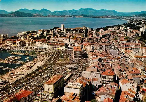 AK / Ansichtskarte Cannes_Alpes Maritimes Vue generale aerienne Le Suquet le port Arriere plan les montagnes de l Esterel Cannes Alpes Maritimes