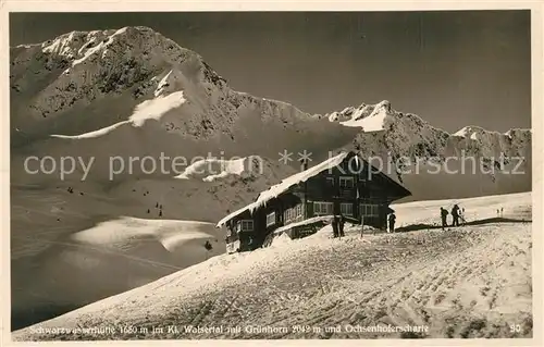 AK / Ansichtskarte Schwarzwasserhuette mit Gruenhorn und Ochsenhoferscharte Winter im Gebirge Schwarzwasserhuette