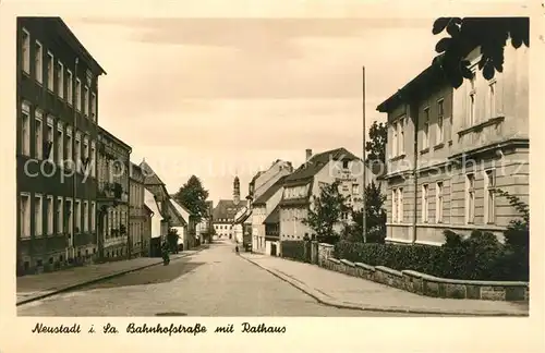 AK / Ansichtskarte Neustadt_Sachsen Bahnhofstrasse mit Rathaus Neustadt_Sachsen