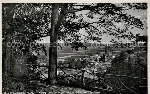 AK / Ansichtskarte Bad_Freienwalde Partie im Schlossgarten mit Blick auf die Stadt Bad_Freienwalde