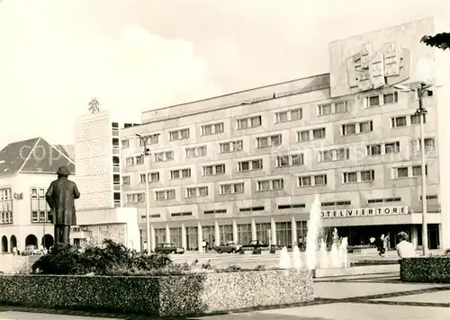 AK / Ansichtskarte Neubrandenburg Hotel Vier Tore Denkmal Wasserspiele Neubrandenburg