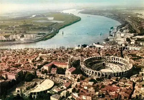 AK / Ansichtskarte Arles_Bouches du Rhone Vue aerienne des Arenes Romaines et la Ville Arles_Bouches du Rhone