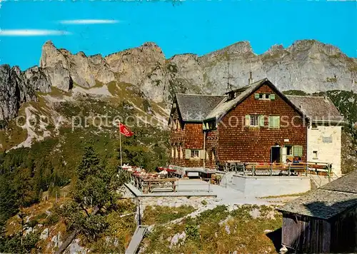 Erfurterhuette Berghuette gegen Dalfazerkamm Rofangebirge Erfurterhuette