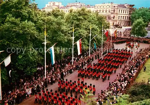 AK / Ansichtskarte London The Guards marching from Horse Guards Parade to Buckingham Palace London