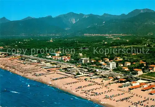 AK / Ansichtskarte Marina_di_Pietrasanta Fliegeraufnahme Strand Panorama Marina_di_Pietrasanta