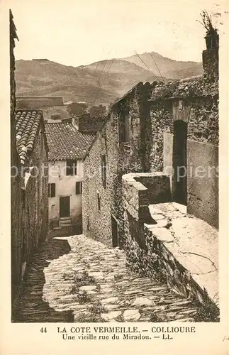 AK / Ansichtskarte Collioure Une vieille rue du Miradou Collioure