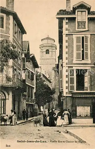 AK / Ansichtskarte Saint Jean de Luz Rue et Clocher de l`Eglise Saint Jean de Luz