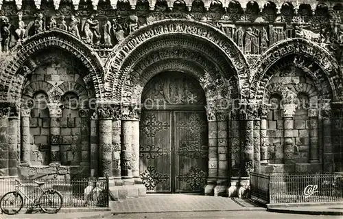 AK / Ansichtskarte Poitiers_Vienne Porche Central de Notre Dame la Grande Poitiers Vienne