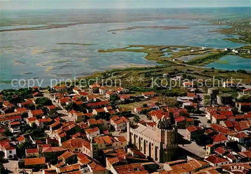 AK / Ansichtskarte Saintes Maries de la Mer Fliegeraufnahme Kirche  Saintes Maries de la Mer