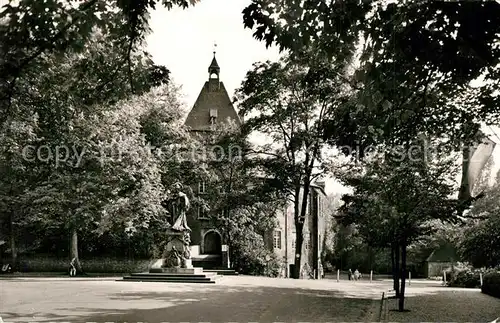 AK / Ansichtskarte Moers Schloss mit Denkmal Moers