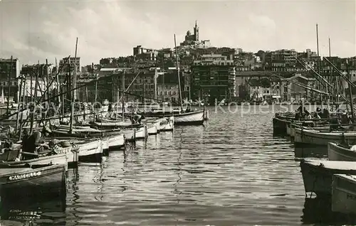 Marseille_Bouches du Rhone Vue sur le port et Notre Dame de la Garde Marseille