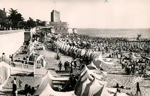 AK / Ansichtskarte Fouras_Charente Maritime La Plage et le Chateau Fouras Charente Maritime