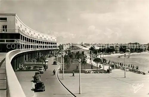 AK / Ansichtskarte Royan_Charente Maritime Sur le Front de Mer Promenade Royan Charente Maritime