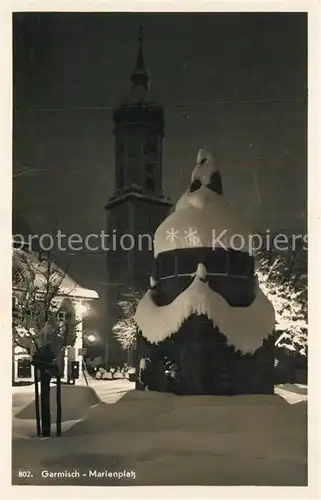 AK / Ansichtskarte Garmisch Partenkirchen Marienplatz im Winter bei Nacht Garmisch Partenkirchen