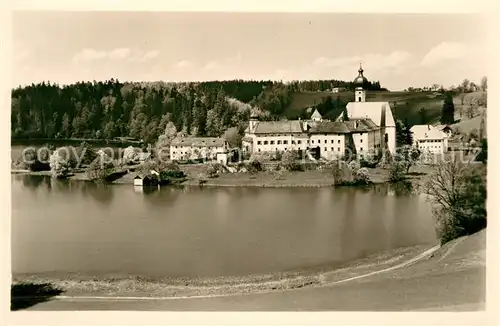 AK / Ansichtskarte Hoeglwoerth Blick ueber den See Ortsansicht mit Kirche Hoeglwoerth