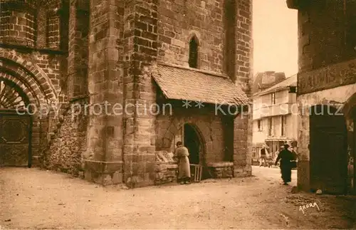 Beaulieu sur Dordogne Eglise passages etroits bordes de maisons anciennes Beaulieu sur Dordogne