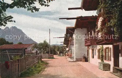 AK / Ansichtskarte Garmisch Partenkirchen Bauernh?user an der Loisach mit Zugspitze Garmisch Partenkirchen