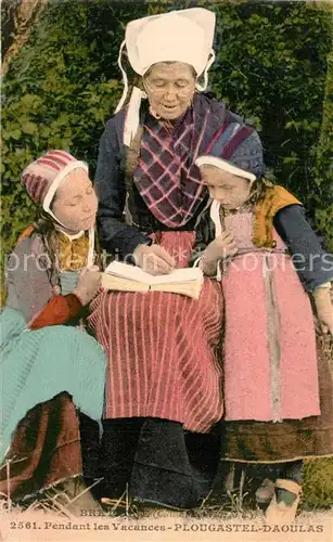 AK / Ansichtskarte Trachten_Frankreich Jeunes filles et grand mere Costumes de Plougastel Daoulas 