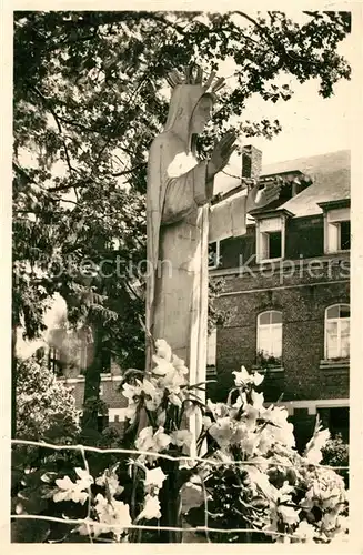 AK / Ansichtskarte Beauraing La statue de la Vierge sous l Aubepine Beauraing