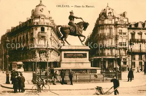 AK / Ansichtskarte Orleans_Loiret Place du Martroi Monument Statue de Jeanne d Arc Orleans_Loiret