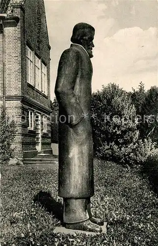 AK / Ansichtskarte Eschershausen_Holzminden Wilhelm Raabe Denkmal vor der Schule Eschershausen Holzminden