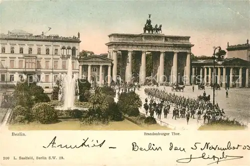 AK / Ansichtskarte Berlin Brandenburger Tor Aufmarsch Berlin