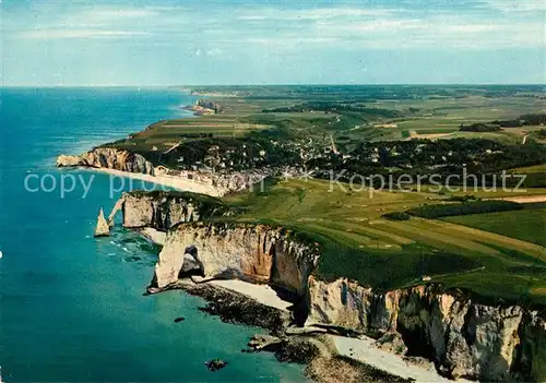 AK / Ansichtskarte Etretat Les Falaises sont les plus beaux et plus fiers monument de lArchitecture de la mer Vue aerienne Etretat