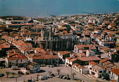 AK / Ansichtskarte Les_Saintes Maries de la Mer Fliegeraufnahme Eglise et Ar?nes et Plage Les