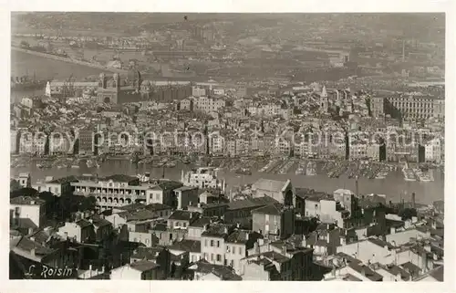 Marseille_Bouches du Rhone Vue sur le vieux port prise de Notre Dame de la Garde Marseille