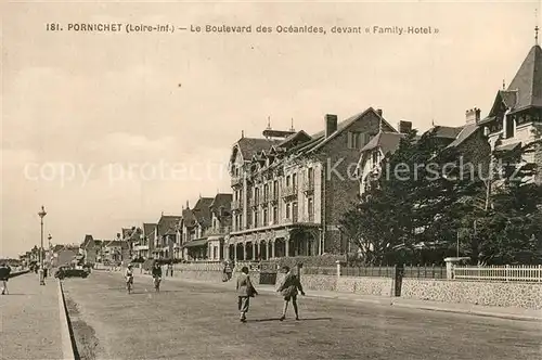 Pornichet Le Boulevard des Oceanides devant Family Hotel Pornichet