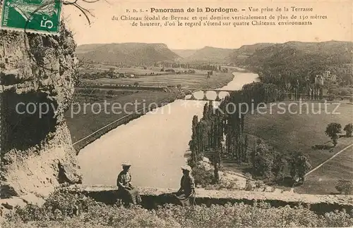 Dordogne Vue prise de la Terrasse du Chateau feodal de Beynac Dordogne