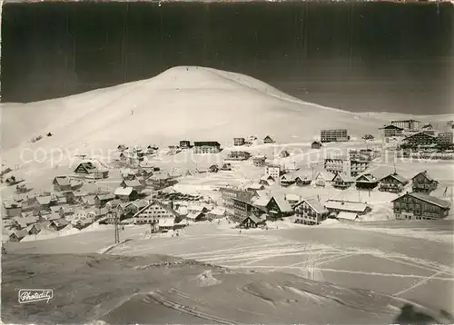 Alpe_d_Huez_Isere Vue panoramique sur la Station dominee par les Teleskis de l Ecole Alpe_d_Huez_Isere