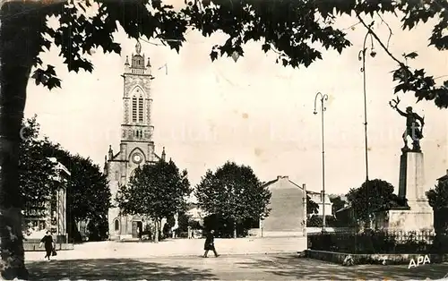 AK / Ansichtskarte Capdenac Gare Place du 14 Juillet Monument Eglise Capdenac Gare