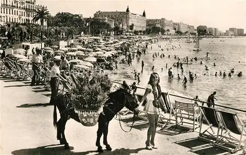 AK / Ansichtskarte Cannes_Alpes Maritimes La plage et la Croisette Cote d Azur Cannes Alpes Maritimes