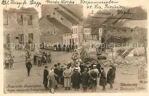 AK / Ansichtskarte Domnau_Ostpreussen Marktplatz russische Gefangene legen morsche Giebel nieder Domnau_Ostpreussen