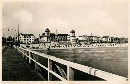 AK / Ansichtskarte Binz_Ruegen Strand Bruecke Binz_Ruegen