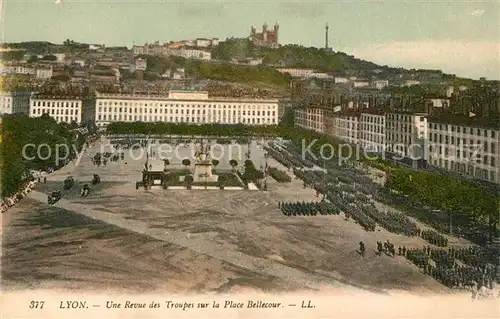 AK / Ansichtskarte Lyon_France Une Revue des Troupes sur la Place Bellecour Lyon France