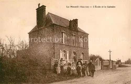 AK / Ansichtskarte Le_Mesnil_Manche Ecole et le Calvaire Le_Mesnil_Manche