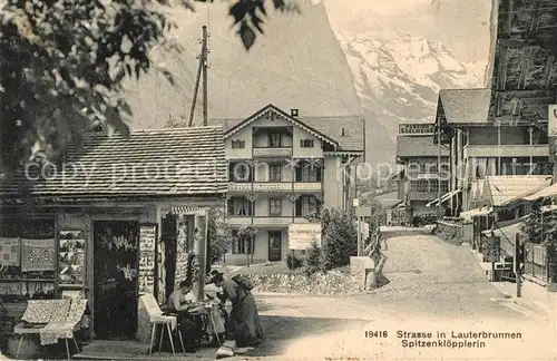 AK / Ansichtskarte Lauterbrunnen_BE Dorfstrasse Spitzenkloepplerin Lauterbrunnen BE