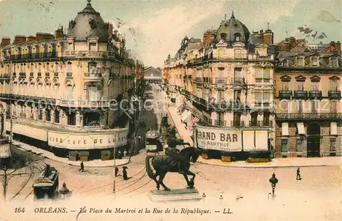 AK / Ansichtskarte Orleans_Loiret Place du Martroi et Rue de la Republique Monument Orleans_Loiret