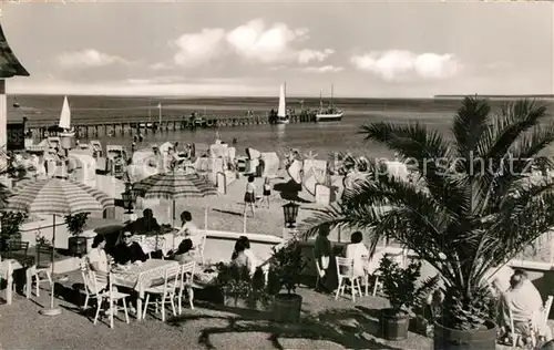 AK / Ansichtskarte Groemitz_Ostseebad Strand Seebruecke Groemitz_Ostseebad