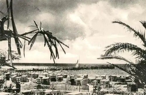 AK / Ansichtskarte Groemitz_Ostseebad Strandpartie Seebruecke Groemitz_Ostseebad