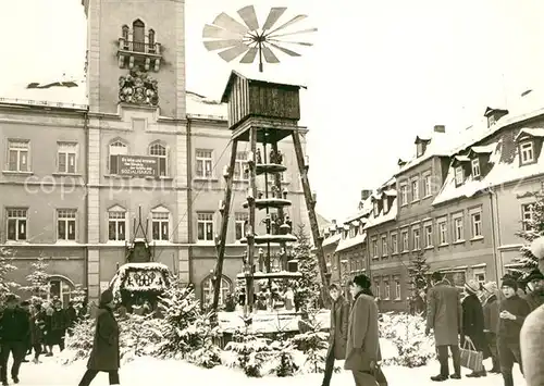 AK / Ansichtskarte Schneeberg_Erzgebirge Markt Weihnachtsmarkt Pyramide Schneeberg Erzgebirge