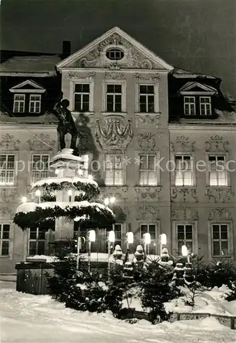 AK / Ansichtskarte Schneeberg_Erzgebirge Bergmannsbrunnen zur Weihnachtszeit Nachtaufnahme Schneeberg Erzgebirge